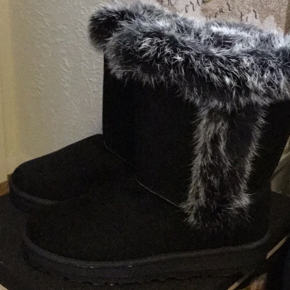 Furry boots - Picture 3 of 4